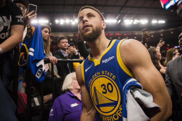 篮球火箭球队进攻端出现默契配合（火箭队在进攻端展现出默契配合）