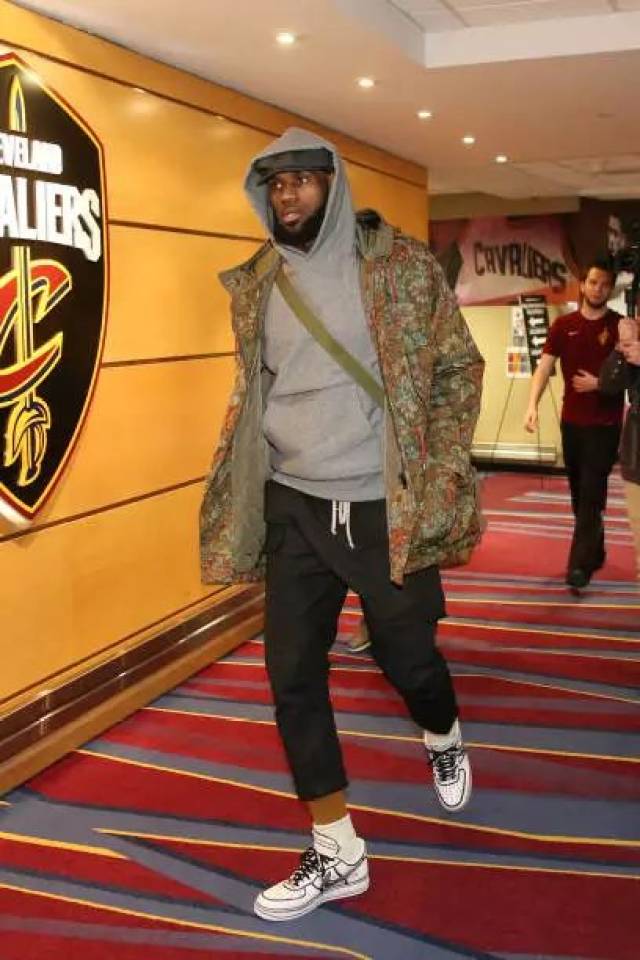 帕金斯在社交媒体上表示，如果他是活塞队的一员，他愿意交易来安东尼·戴维斯（帕金斯社媒发声：若在活塞，他愿意促成交易引进安东尼·戴维斯）