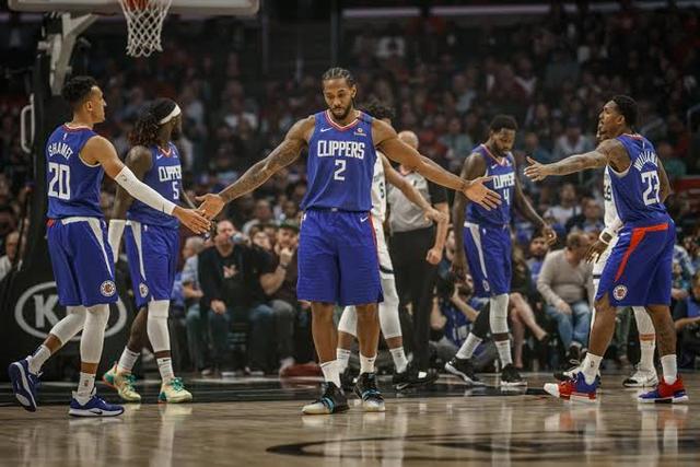 福登调侃小球迷：要这么多签名是不要拿去卖，赚了钱分我一半（福登打趣小球迷：签这么多别拿去卖，赚了记得分我一半）