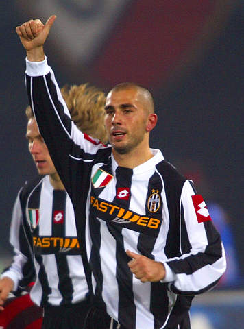 韩国女星穿曼联曼城球衣聚餐。左边是韩国国门金承奎...（韩国女星身着曼联、曼城球衣同框聚餐，左侧为韩国国门金承奎）