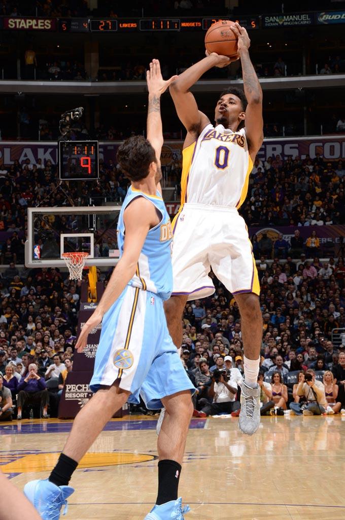 没射正，莱万是巴萨队史首位单赛季西甲两次罚点射偏的球员（莱万本场零射正，成巴萨队史单赛季西甲两次点球踢偏第一人）