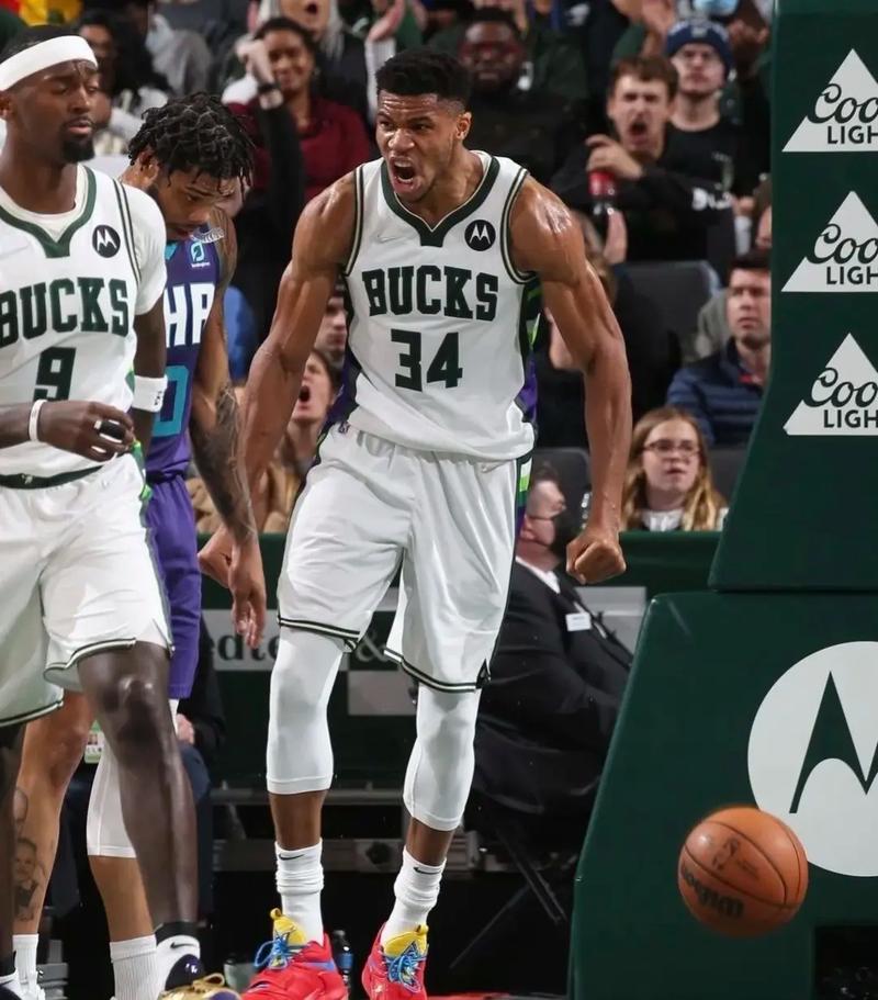 约基奇18分5板4助2帽，华子14分3断，掘金首节领先3分（首节战罢掘金领先3分：约基奇18+5+4送2帽，爱德华兹14分3抢断）