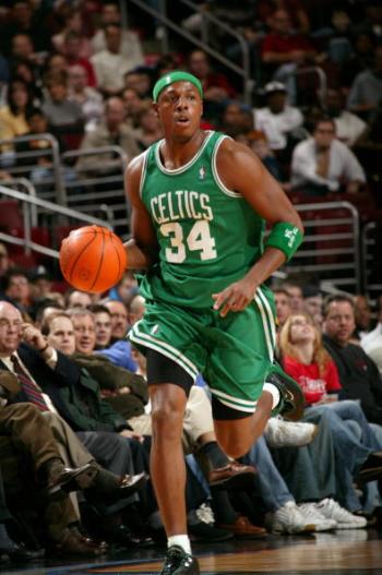 NBA新景象！杨瀚森与扎克·埃迪两位黄皮肤中锋跳球开场（NBA新看点！杨瀚森与扎克·埃迪中锋对决上演开场跳球）