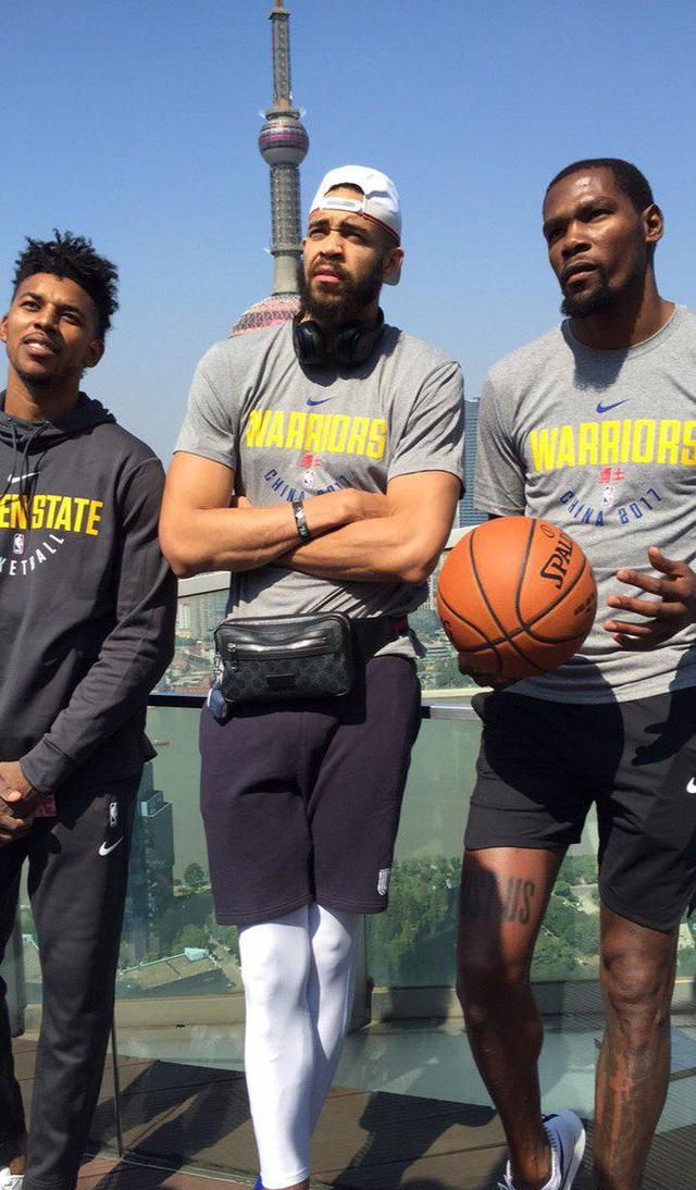 和他一起打球，队友也分不清是投篮还是传球（跟他同场，队友常常搞不清他到底是在投篮还是在传球）