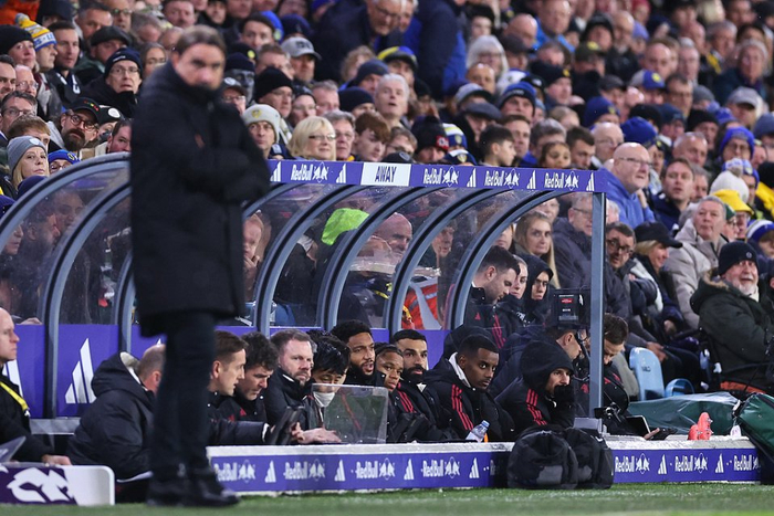 攻防建功！王岚嵚三分再中 随后前场抢断顺势上篮再中（攻守两端发力！王岚嵚再中三分，前场抢断一条龙上篮命中）