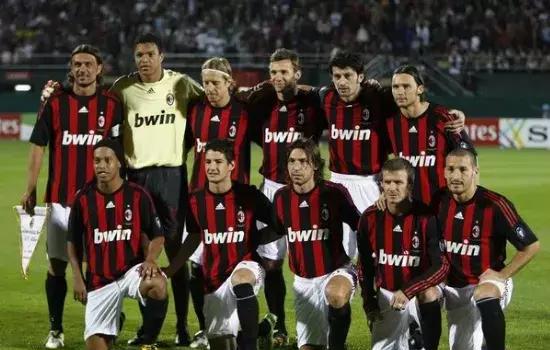 萨利巴：海因策帮了我们很多，他与我们的交流非常多（萨利巴：海因策对我们帮助很大，与我们沟通交流非常频繁）