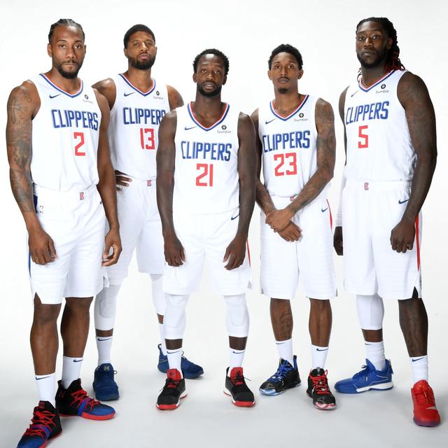 尤文航班延误，挪威当地球迷抓紧机会在机场与他们合影留念（尤文航班晚点，挪威球迷趁机在机场合影）