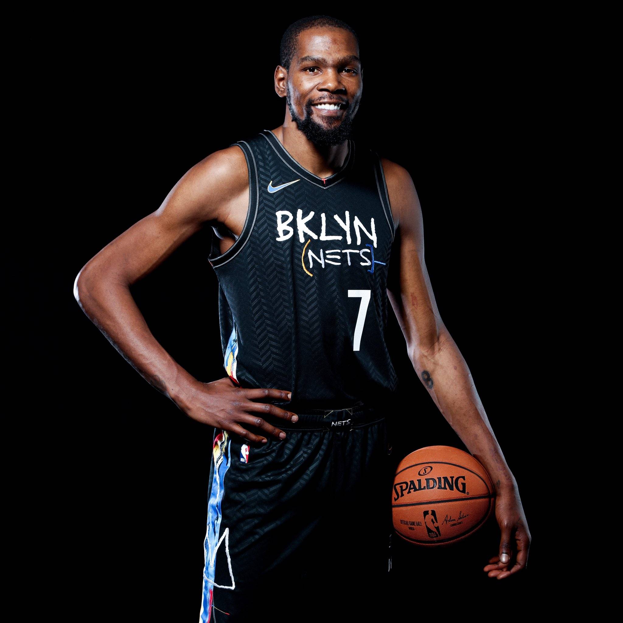 欧冠第4轮前瞻：双战术体系的博弈，两位神锋大战“群狼”（欧冠第4轮前瞻：两套战术硬碰硬，双神锋鏖战群狼）