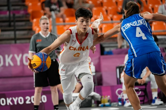 杨瀚森NBA生涯首次首发，被打到面部痛苦倒地，裁判未及时吹停比赛引争议（杨瀚森生涯首次先发遭击中面部痛苦倒地，裁判未及时鸣哨引发争议）