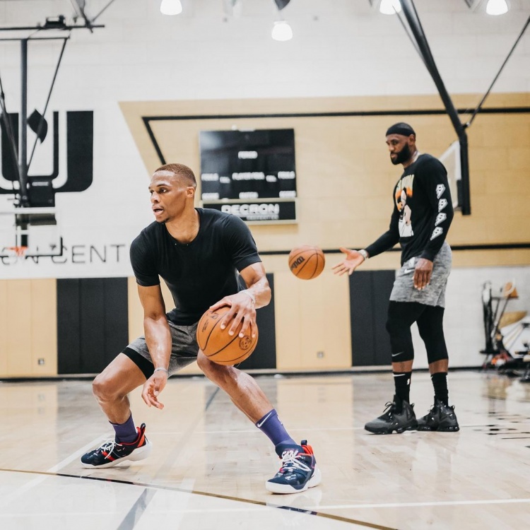 西蒙斯：很开心见到孙兴慜，他是热刺传奇&我很荣幸继承7号（西蒙斯：见到孙兴慜很开心，他是热刺传奇，能接过7号我深感荣幸）