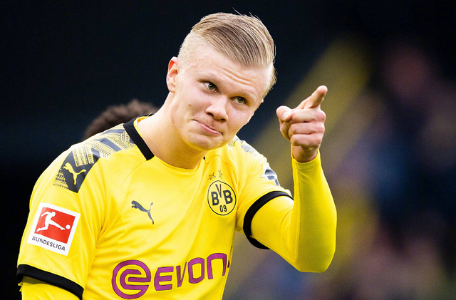 TA：阿莫林会在赛后与球迷合影，并会在其他场合展现出亲和力（TA：阿莫林赛后常与球迷合影，日常亦展露亲和力）