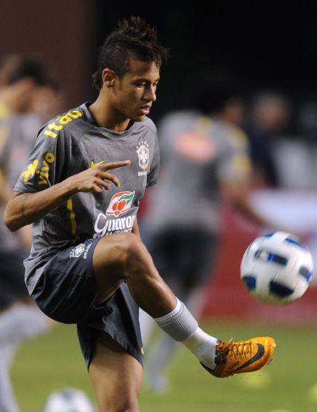 世界杯预热海报里没有C罗遭质疑，FIFA删除原海报改“怀旧”（C罗缺席世界杯预热海报引争议，FIFA撤下原图改发“怀旧”版）