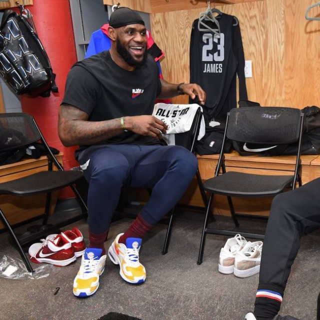 足球英超双红会爆发冲突，多人吃黄牌（英超双红会火药味十足，多人染黄）