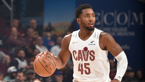 里萨谢三分穿针，老鹰回敬12-2攻击波，比分迫近战况激烈（里萨谢外线命中，老鹰掀起12-2反击潮，分差收窄战局白热化）