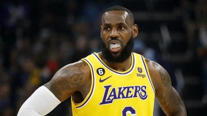 76人双星组合渐入佳境（76人双核默契渐成）