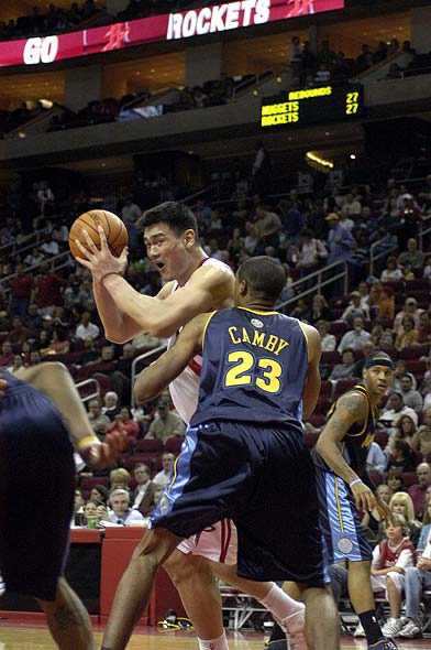 远在迈阿密心系罗马，托蒂和坎德拉用手机观看老东家焦点大战（托蒂、坎德拉身在迈阿密仍关注罗马，用手机追看老东家焦点战）