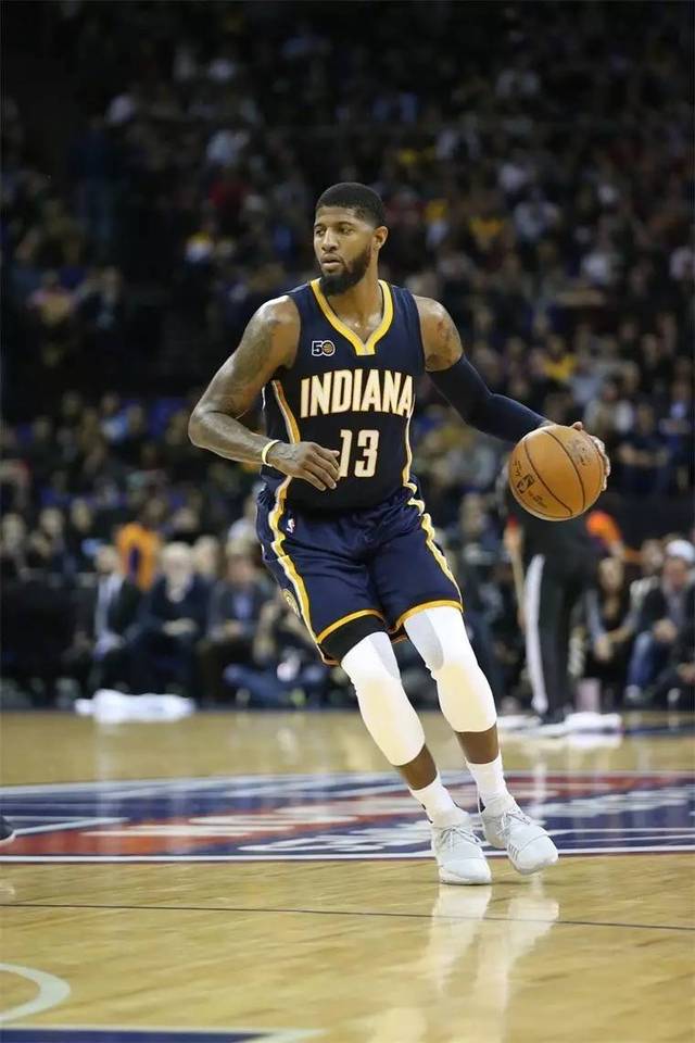 拉普拉塔大学生抗议阿足协新规，背身列队迎接联赛冠军罗萨里奥（为抗议阿足协新政，拉普拉塔大学生背对列队致意联赛冠军罗萨里奥）