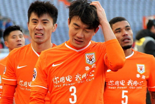 赛后众生相｜詹姆斯独自落寞离场 杜兰特兴奋难掩（赛后百态：詹姆斯孤身黯然离场，杜兰特喜形于色）