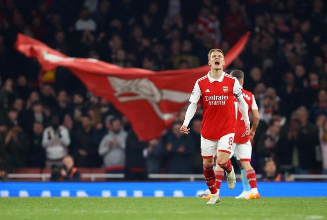 古德利晒防守贝林厄姆照片，后者调侃：抱得太紧了兄弟🤣❤️（古德利晒与贝林厄姆对抗照，贝林厄姆打趣：兄弟，你抱得太紧了🤣❤️）