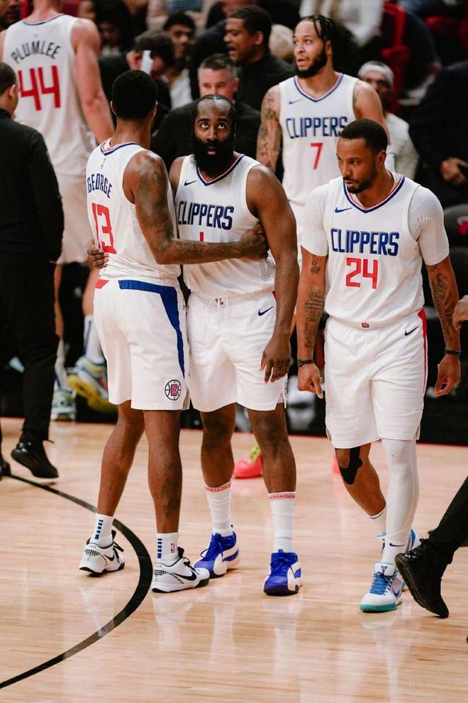 拉菲尼亚金球第五是否不公平？莱万：其实这些排名不能太当真（拉菲尼亚金球第5合理吗？莱万：别太在意这些排名）